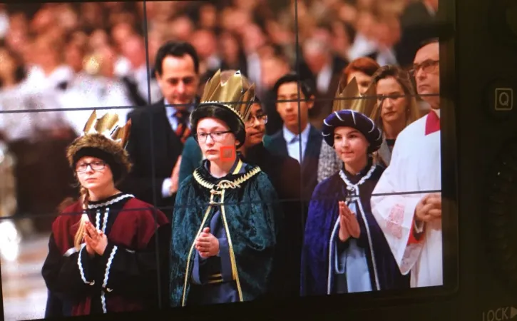I Cantori della Stella portano le Offerte al Papa  |  | Daniel Ibanez/ CNA