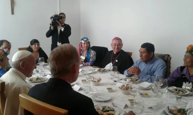 Papa Francesco pranza con i Mapuche |  | Greg Burke