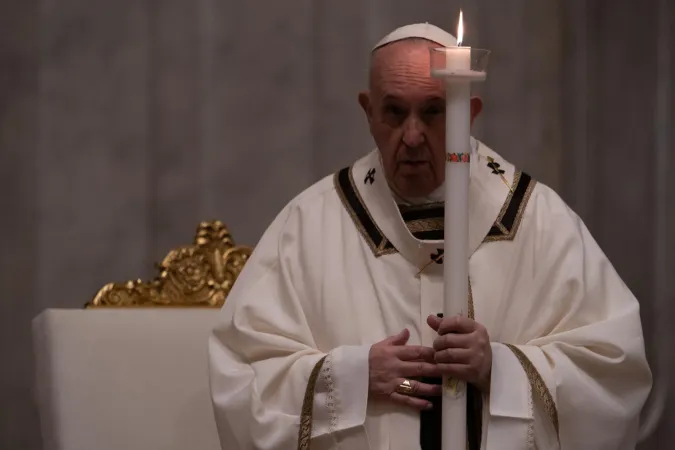 Papa Francesco presiede la Veglia Pasquale  |  | © EWTN-CNA Photo/Daniel Ibáñez/Vatican Pool