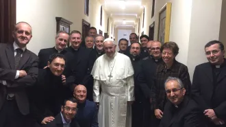 Papa Francesco visita a sorpresa il personale della Segreteria di Stato
