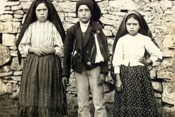 Francisco, Lucia e Giacinta, i tre pastorelli di Fatima in una immagine dell'epoca / Pinterest