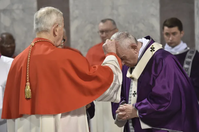 Papa Francesco riceve le Ceneri nel 2017 dal cardinale Tomko |  | Vatican Media/ Aci Group