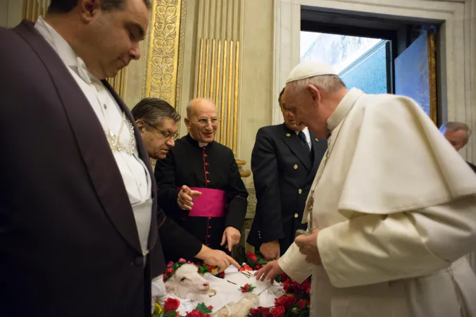 Il Papa benedici gli agnelli |  | Osservatore Romano