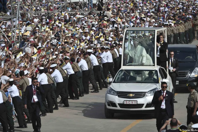 Papa Francesco in Perù | Papa Francesco arriva nella Base Aerea Las Palmas, per la celebrazione della Messa, Lima, 21 gennaio 2018 | Vatican Media / ACI Group