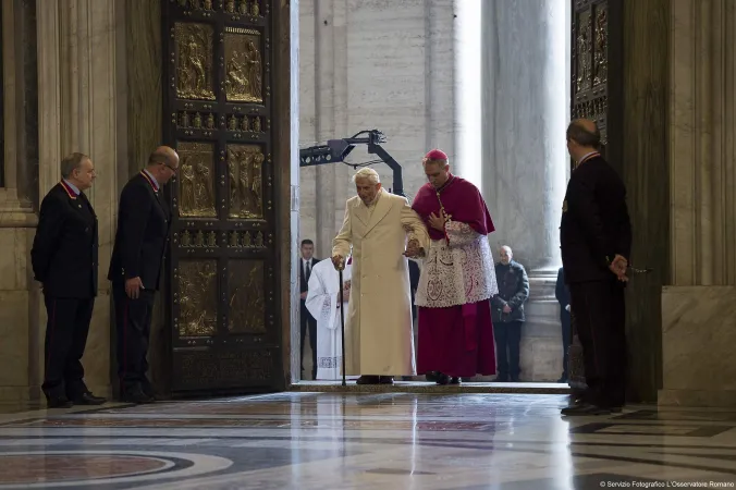 Il Papa Emerito attraversa la Porta Santa  |  | Osservatore Romano 