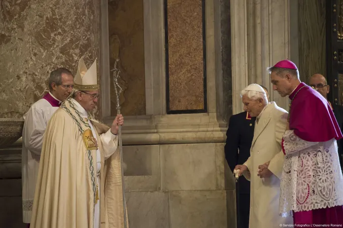 Il Papa Francesco e il Papa Benedetto alla Porta Santa  |  | Osservatore Romano 