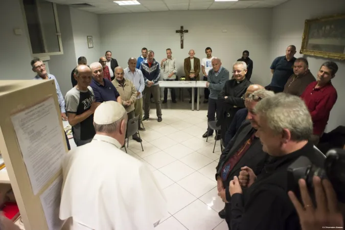 Il Papa visita la casa per senza tetto voluta vicino al Vaticano  |  | Osservatore Romano 