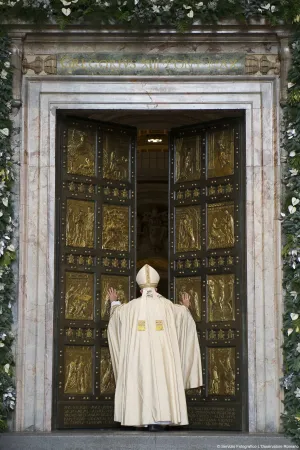 Il Papa apre la Porta Santa  |  | Osservatore Romano 