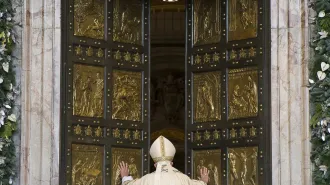Il Papa varca la Porta Santa. E' iniziato il Giubileo della Misericordia