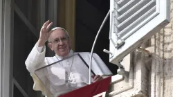 Papa Francesco si affaccia dalla finestra del Palazzo Apostolico durante un Angelus / L'Osservatore Romano / ACI Group