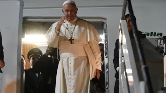 Papa Francesco è partito per Bangkok salutato da un gruppo di anziani