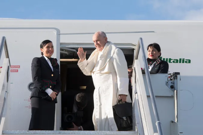 Papa Francesco in viaggio | Papa Francesco saluta dalla scaletta dell'aereo prima della partenza per Panama, Fiumicino, 23 gennaio 2019 | Vatican Media / ACI Group