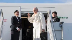 Papa Francesco saluta dalla scaletta dell'aereo prima della partenza per Panama, Fiumicino, 23 gennaio 2019 / Vatican Media / ACI Group