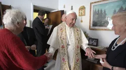 Papa Francesco benedice le case ad Ostia, 19 maggio 2017 / L'Osservatore Romano / ACI Group