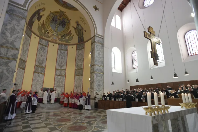 La preghiera nella chiesa di Sant' Anselmo |  | Osservatore Romano / Aci Group