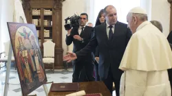Papa Francesco incontra il presidente di Bulgaria, Palazzo Apostolico, 26 maggio 2017 / L'Osservatore Romano / ACI Group