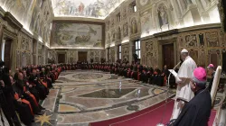 Papa Francesco legge il discorso di auguri alla Curia Romana, Sala Clementina, 21 dicembre 2017 / L'Osservatore Romano / ACI Group