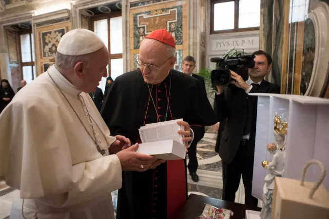 Il Cardinale Erdő con Papa Francesco durante una visita ad limina di qualche anno fa | Vatican Media / ACI Group