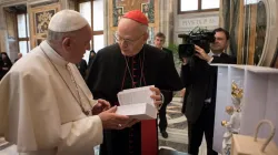 Il Cardinale Erdő con Papa Francesco durante una visita ad limina di qualche anno fa / Vatican Media / ACI Group