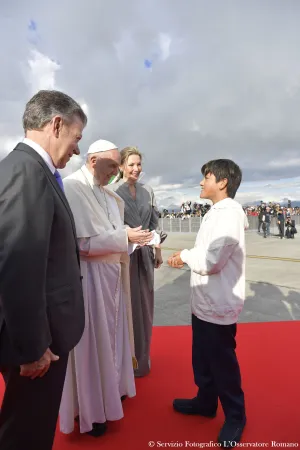 Papa Francesco in Colombia | Papa Francesco riceve un dono da un bambino appena arrivato in Colombia, Bogotà, 6 settembre 2017 | L'Osservatore Romano / ACI Group