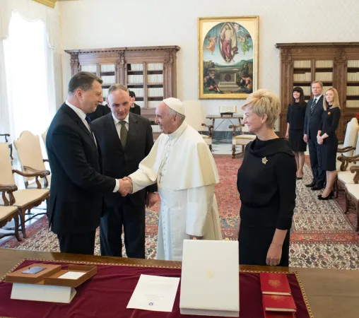 Papa Francesco e il presidente della Lettonia | Papa Francesco incontra il presidente della Lettonia, Palazzo Apostolico, 2 giugno 2017 | L'Osservatore Romano / ACI Group