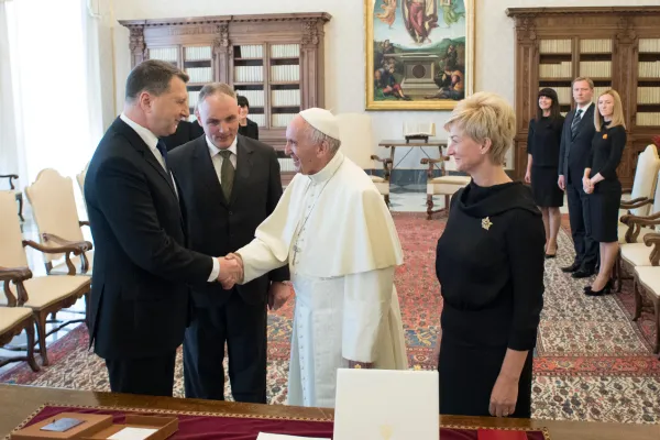 Papa Francesco incontra il presidente della Lettonia, Palazzo Apostolico, 2 giugno 2017 / L'Osservatore Romano / ACI Group