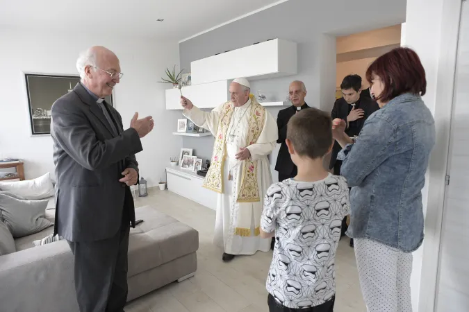 Papa Francesco benedice le case ad Ostia, 19 maggio 2017 | L'Osservatore Romano / ACI Group