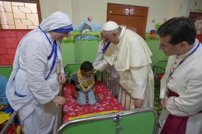 Papa Francesco in Bangladesh | Papa Francesco arriva nella Casa di Madre Teresa, Tejgaon, Dhaka, 2 dicembre 2017 | L'Osservatore Romano / ACI Group