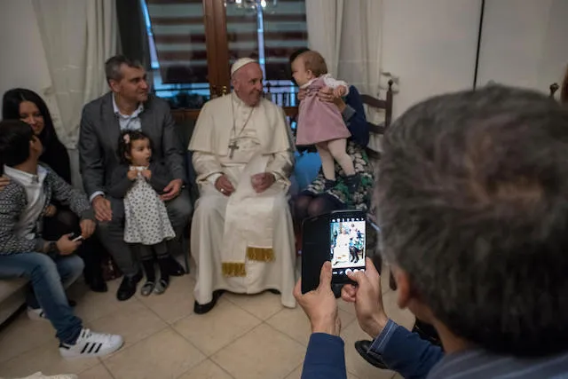 Il Papa visita famiglie di ex sacerdoti |  | Osservatore Romano/ Aci Group