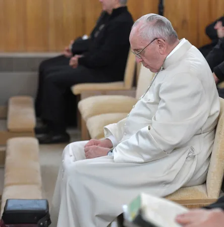 Papa Francesco prega durante esercizi spirituali |  | L'Osservatore Romano, ACI Group