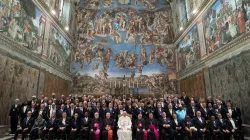Foto di gruppo di Papa Francesco e gli ambasciatori accreditati presso la Santa Sede dopo l'incontro in Sala Regia, Cappella Sistina, 8 gennaio 2018 / Vatican Media / ACI Group