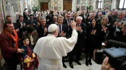 Papa Francesco durante un passato incontro in Sala Clementina, dove ha incontrato oggi circa 300 membri del Circolo di San Pietro  / Vatican Media / ACI Group