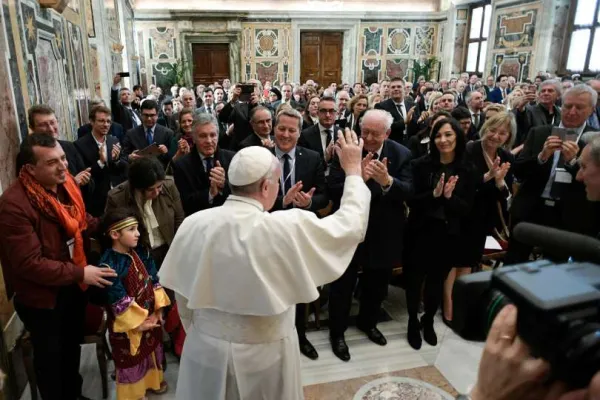 Papa Francesco durante un passato incontro in Sala Clementina, dove ha incontrato oggi circa 300 membri del Circolo di San Pietro  / Vatican Media / ACI Group
