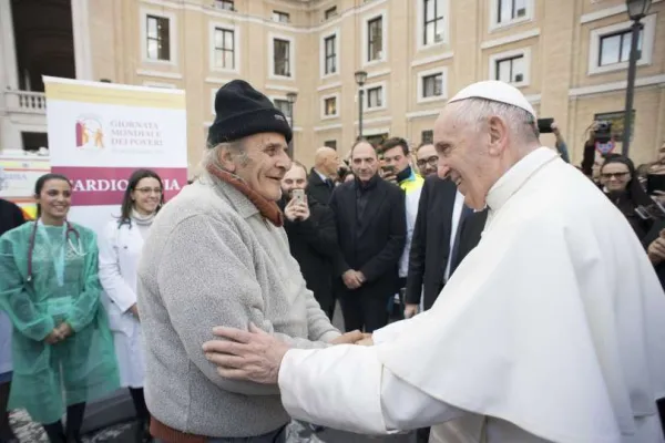Papa Francesco nella visita a sorpresa dello scorso anno al presidio sanitario per la Giornata Mondiale dei Poveri, piazza Pio XII, 16 novembre 2018 / Vatican Media / ACI Group