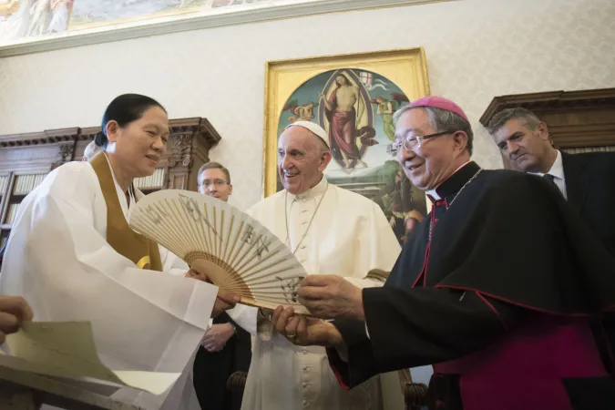 Papa Francesco e il vescovo Kim | Il vescovo Kim porta al Papa in dono un ventaglio tradizionale, Vaticano, 2 settembre 2017 | L'Osservatore Romano / ACI Group