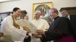 Il vescovo Kim porta al Papa in dono un ventaglio tradizionale, Vaticano, 2 settembre 2017 / L'Osservatore Romano / ACI Group