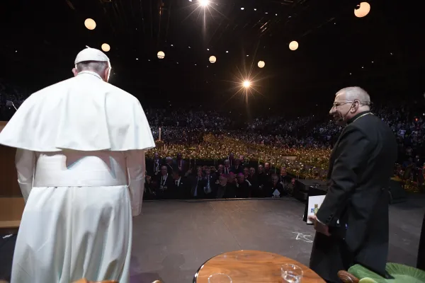Papa Francesco con il vescovo Yunan nella Malmoe Arena per l'evento ecumenico, Malmoe, 31 ottobre 2016 / L'Osservatore Romano / ACI Group