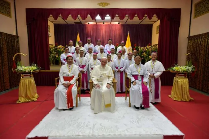 Papa Francesco con i vescovi del Myanmar durante il suo viaggio del 2017 | Vatican Media / ACI Group