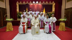 Papa Francesco con i vescovi del Myanmar durante il suo viaggio del 2017 / Vatican Media / ACI Group