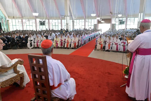 Papa Francesco incontra sacerdoti e religiosi del Bangladesh nella Holy Rosary Church di Tejgaon, 2 dicembre 2017 / L'Osservatore Romano / ACI Group