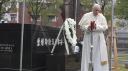 Papa Francesco in preghiera all'Atomic Bomb Hypocenter Park di Nagasaki, 24 novembre 2019
 / Vatican Media / ACI Group