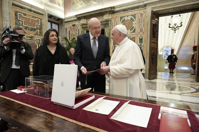 Papa Francesco, Najib MIkati | Papa Francesco con il primo ministro del Libano Najib Mikati, Palazzo Apostotlico Vaticano, 25 novembre 2021 | Vatican Media / ACI Group