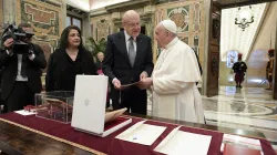 Papa Francesco con il primo ministro del Libano Najib Mikati, Palazzo Apostotlico Vaticano, 25 novembre 2021 / Vatican Media / ACI Group
