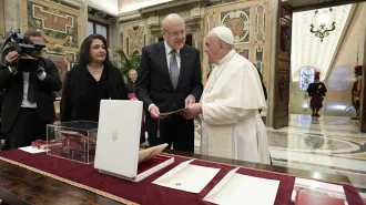 Papa Francesco chiede al Primo Ministro del Libano di pregare per il Paese