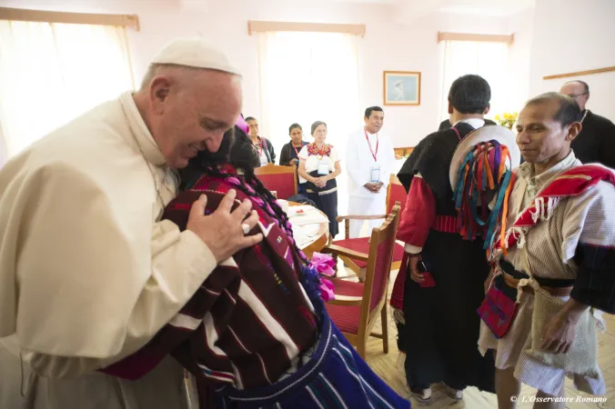 Papa Francesco e gli indigeni | Papa Francesco incontra rappresentanti indigeni durante il viaggio in Messico, febbraio 2016. Da sempre, la Chiesa lotta per preservare le culture locali | L'Osservatore Romano / ACI Group