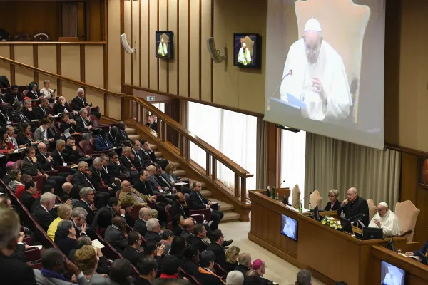 Papa Francesco incontra i partecipanti al convegno promosso da Laici, Famiglia e Vita / Vatican Media / ACI Group 