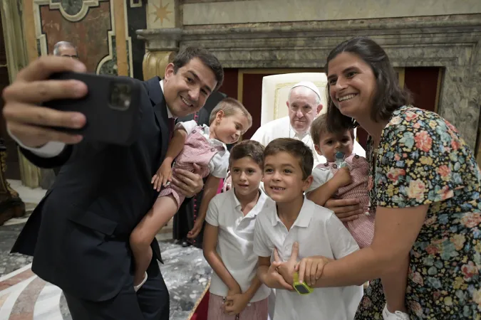 Papa Francesco incontra la famiglia Guimaraes de Mello, Palazzo Apostolico Vaticano, 26 agosto 2022 | Vatican Media / ACI Group