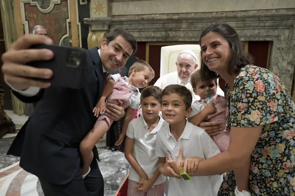 Papa Francesco incontra la famiglia Guimaraes de Mello, Palazzo Apostolico Vaticano, 26 agosto 2022 / Vatican Media / ACI Group