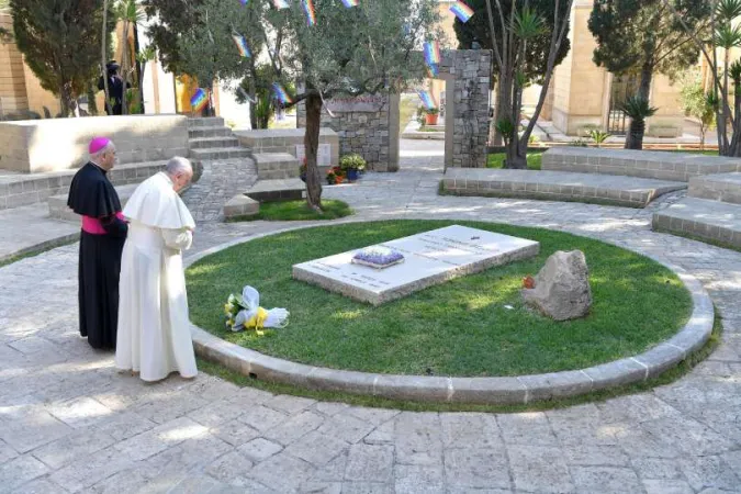 Papa Francesco sulla tomba del vescovo Tonino Bello  |  | Aci Group