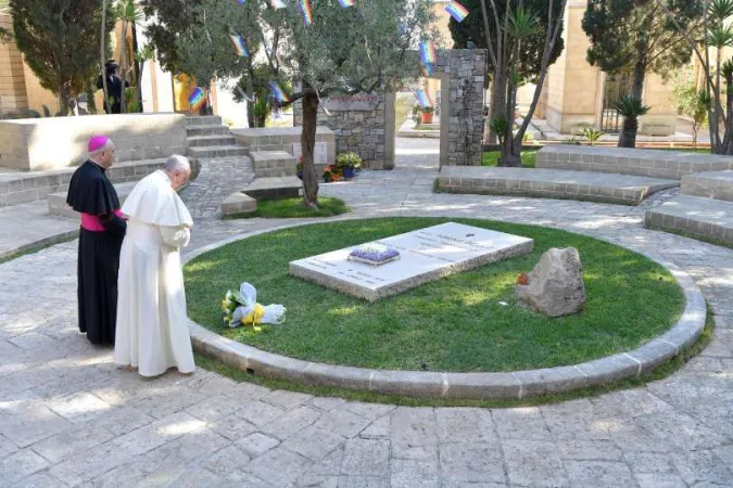 Il Papa prega sulla tomba di Don Tonino Bello  |  | Vatican Media / ACI Group